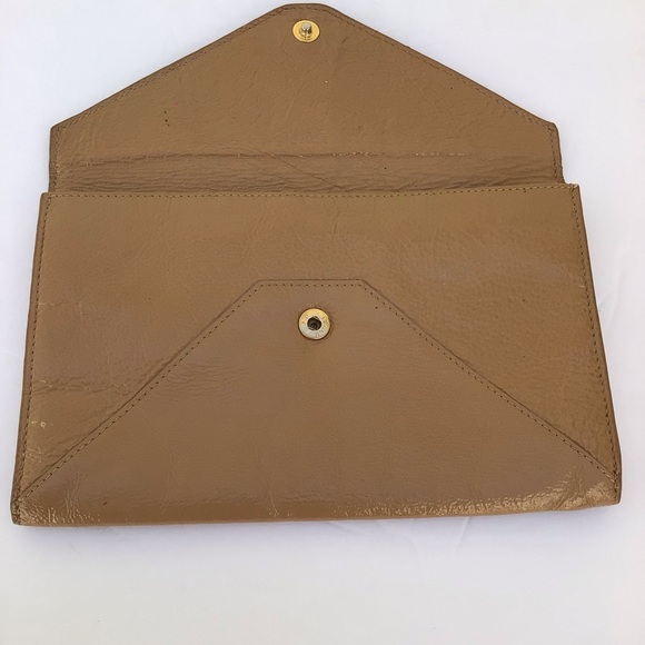 Lodi’s tan patent leather envelope bag - Picture 4 of 4